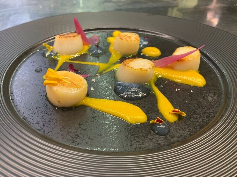 Capesante crogiolate al lardo, noci e zucca