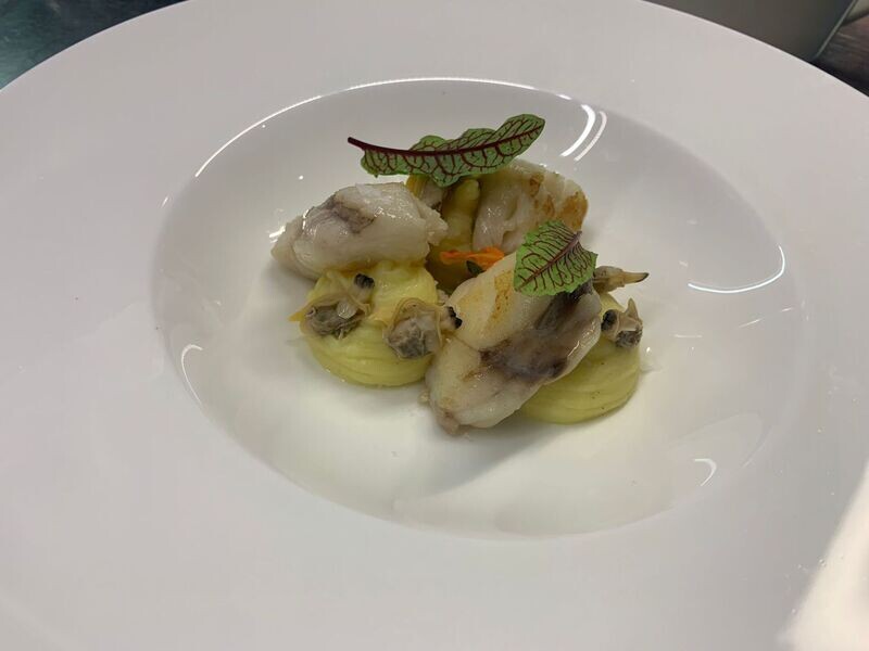 Guancia di rana pescatrice in brodetto di vongole veraci,  limoni fermentati e  spinaci novelli
