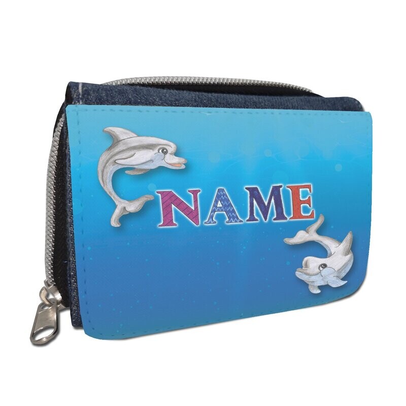 Delfin Geldbörse Geldbörse mit zwei spielenden Delfinen im Meer, personalisierbar mit Namen. Für Meeresfreunde, die das Abenteuer in der Unterwasserwelt lieben.