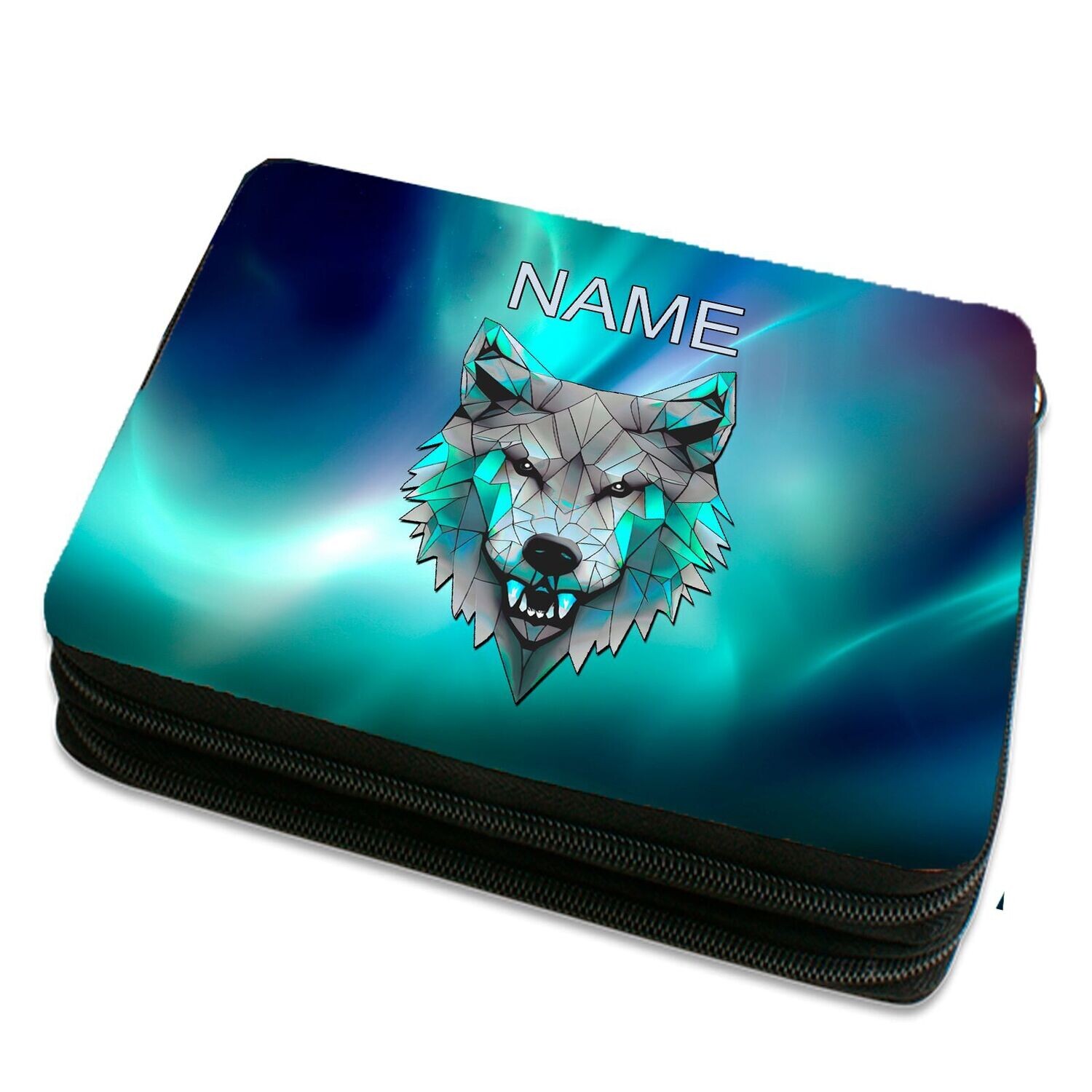 Mystisches Federmäppchen mit geometrischem Wolf-Motiv vor einem Hintergrund aus Polarlichtern. Mit Namen personalisierbar, ideal für kleine Abenteurer.