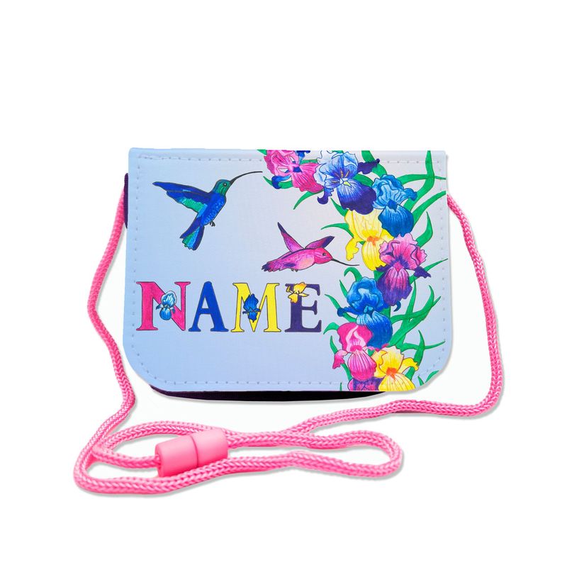 Kolibri Brustbeutel Brustbeutel mit Kolibri-Motiv, umgeben von tropischen Blumen. Transparentes Fach für Busfahrkarten, ideal für Naturfreunde.