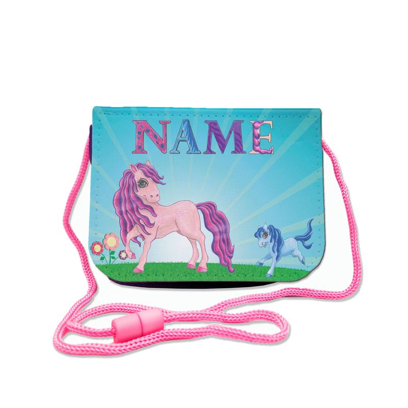 Pony Brustbeutel Niedlicher Brustbeutel mit Pony-Motiv auf einer Blumenwiese. Transparentes Fach für Busfahrkarten und Schnur mit Sicherheitsverschluss zum Umhängen.