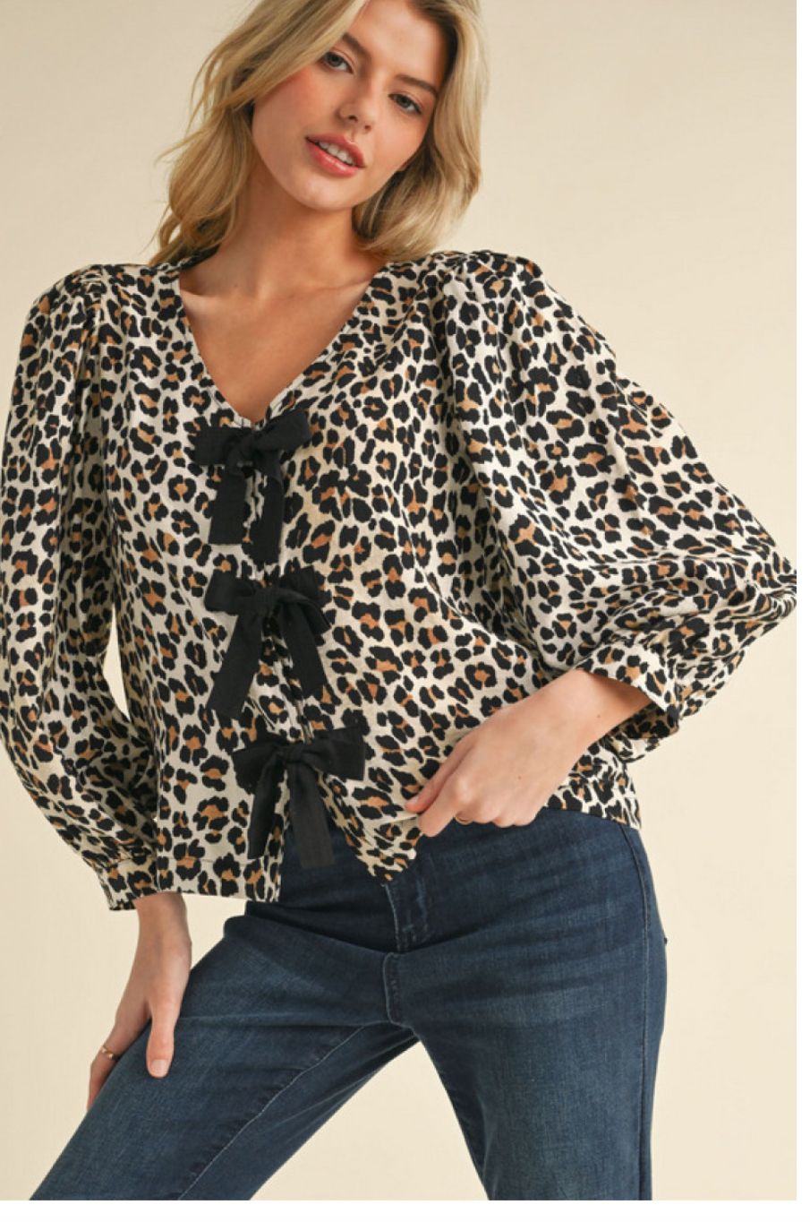 Jodifl Leopard print top w V-neck, bow tie closure