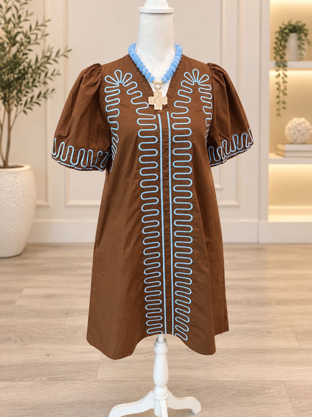 Embroidered shift dress w/side pockets