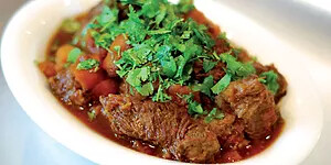 KOKKINISTÓ (TERNERA CON SALSA)