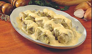 Hojas de Col Rellenas de Carne con Salsa de Huevo y Limón