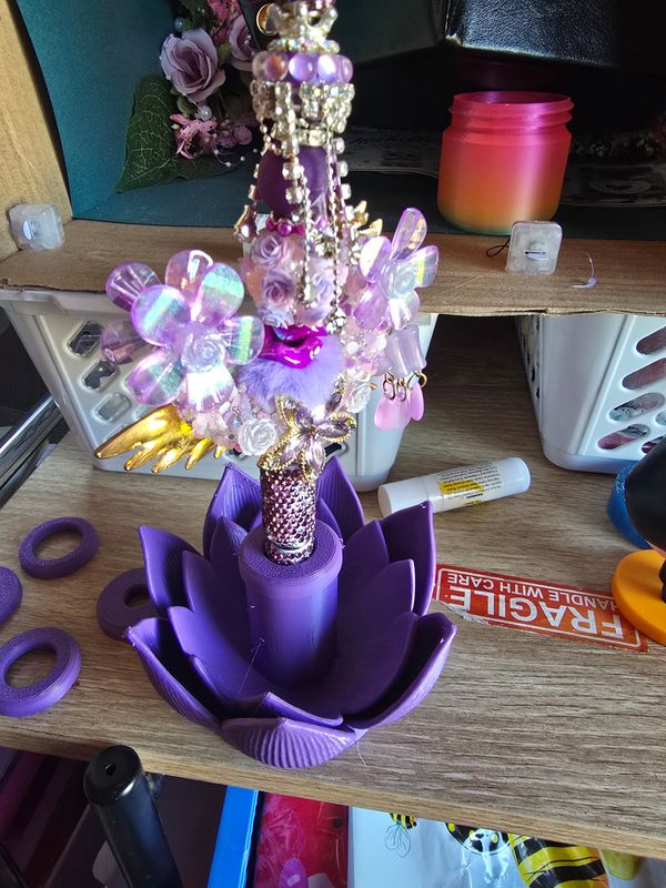 Lotus pen stand