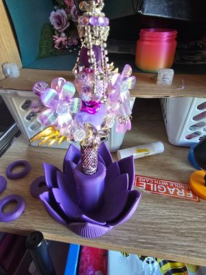 Lotus pen stand