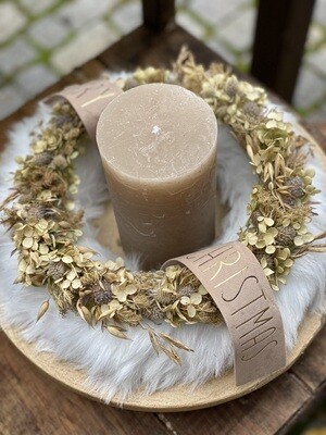 Dekoschale mit Kerze, Fellkranz und Trockenblumen Dekoschale mit Kerze, Fellkranz und Trockenblumen