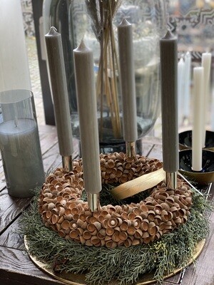Adventskranz mit Eichelkapseln Adventskranz mit Eichelkapseln
