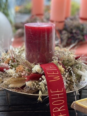 Trockenblumenkranz mit roter Kerze Trockenblumenkranz mit roter Kerze