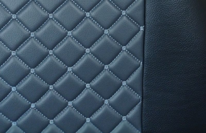 Huse scaune pentru DAF XF 106 2015,2016,2017,2018,2019,2020,2021 Negru Gri  Camion Lux PU Piele Textil Cantitate:2 Huse scau