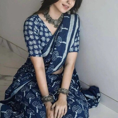 Appealing Dark blue Colored Casual Wear Linen Saree For Women