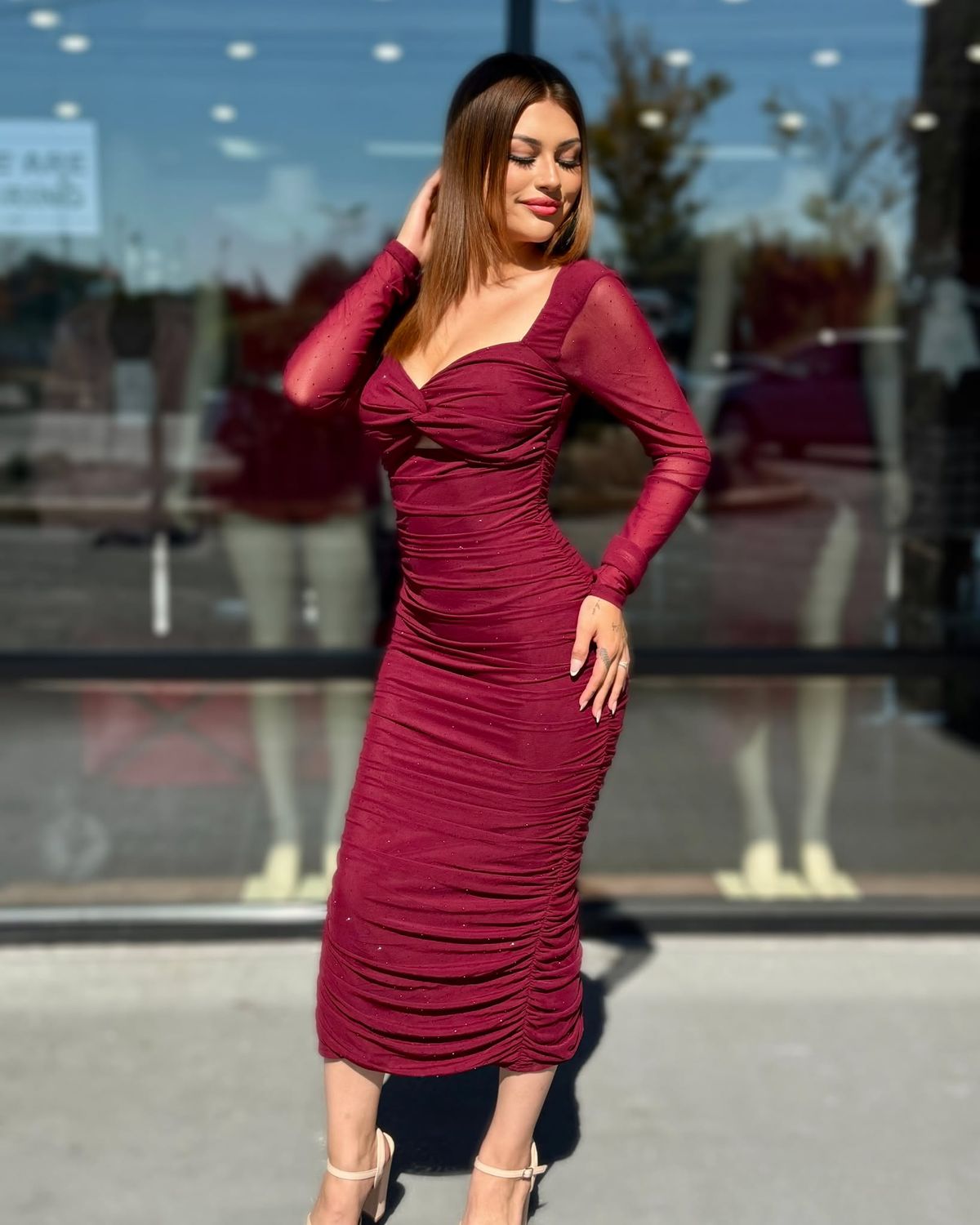 When elegant meets sexy midi dress