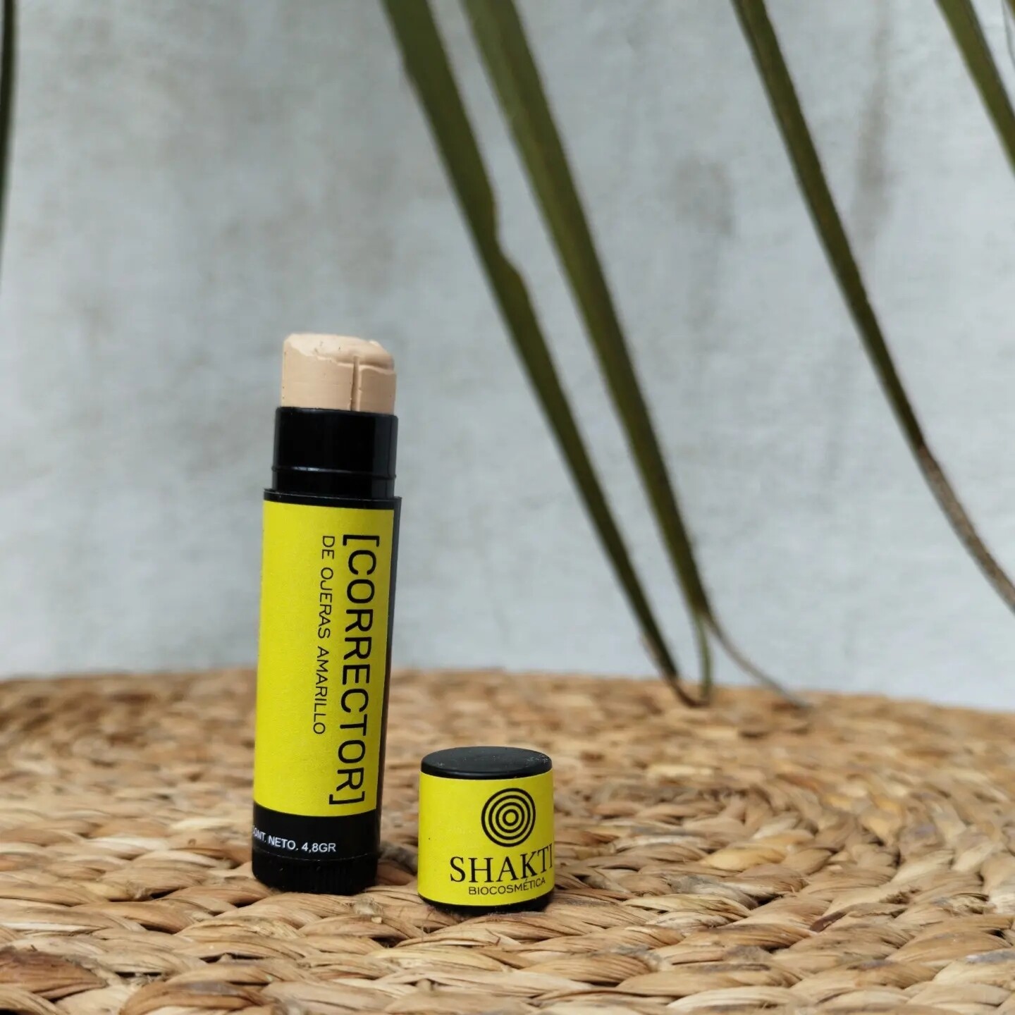 Corrector de ojeras amarillo