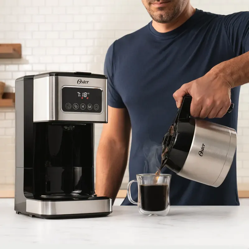 Cafetera programable de 8 tazas con pantalla táctil Oster® BVSTDC4404