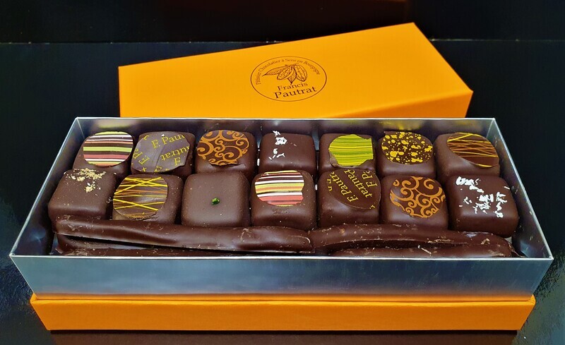 COFFRET DE CHOCOLATS NOIRS ASSORTIS