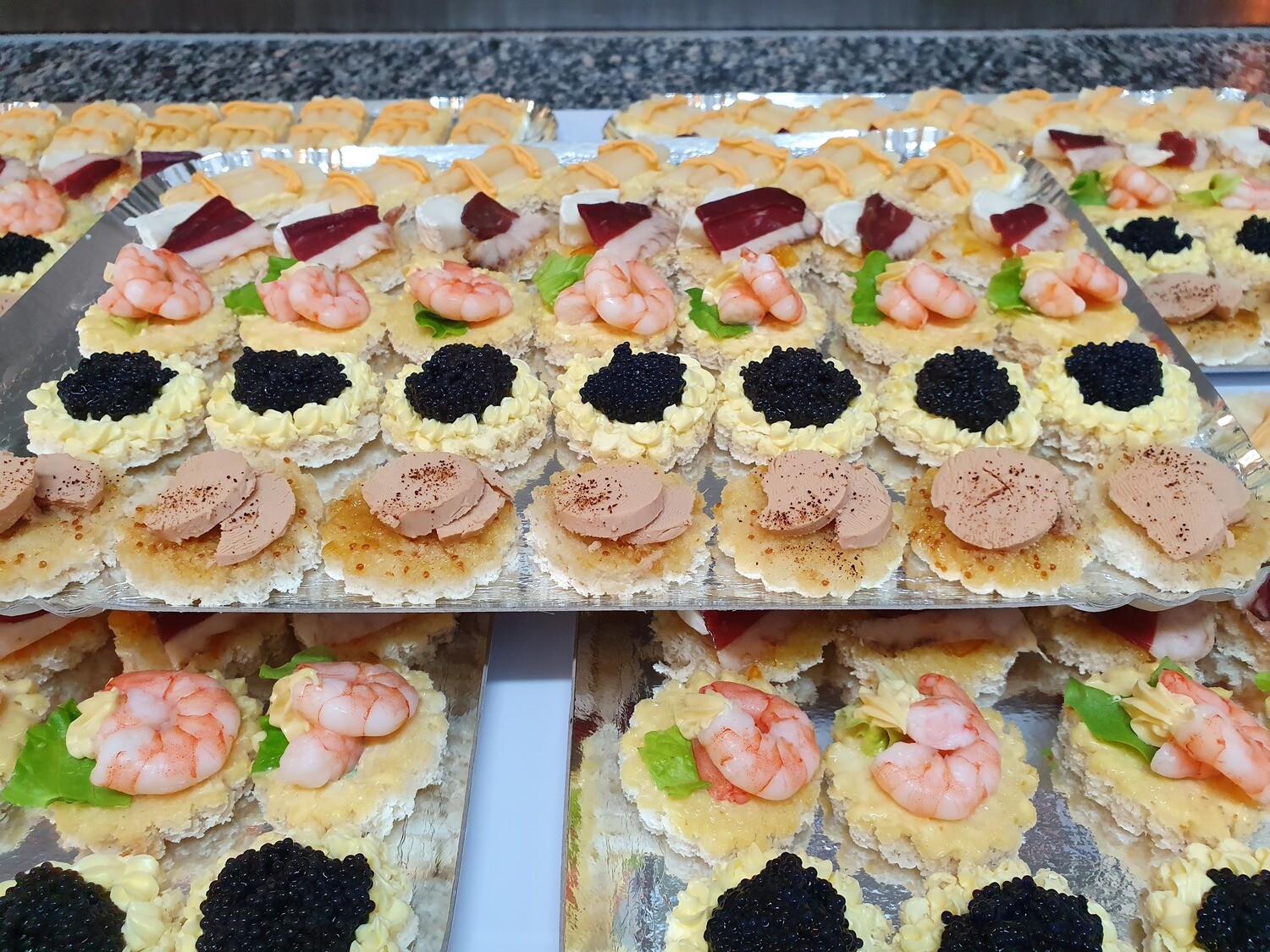 PLATEAUX 36 CANAPES  FESTIFS  ASSORTIS
