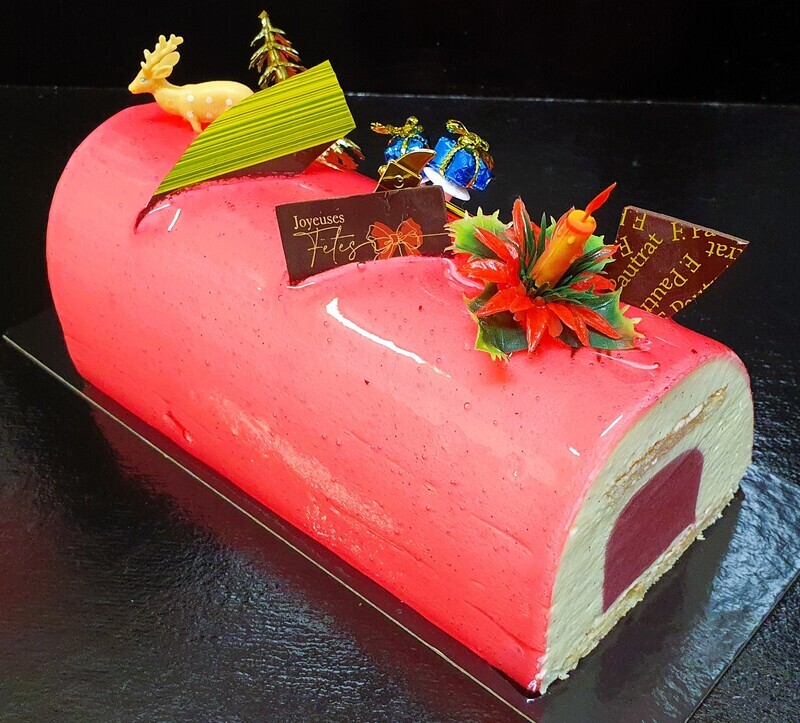 BUCHE VANILLE ET FRUITS ROUGES 6 PERSONNES