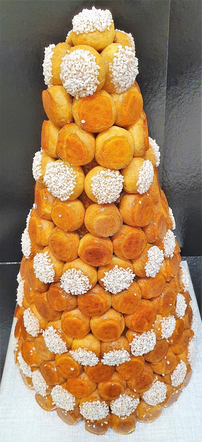 Pièce Montée en Cône   Minimum 60 choux maximum 120 choux