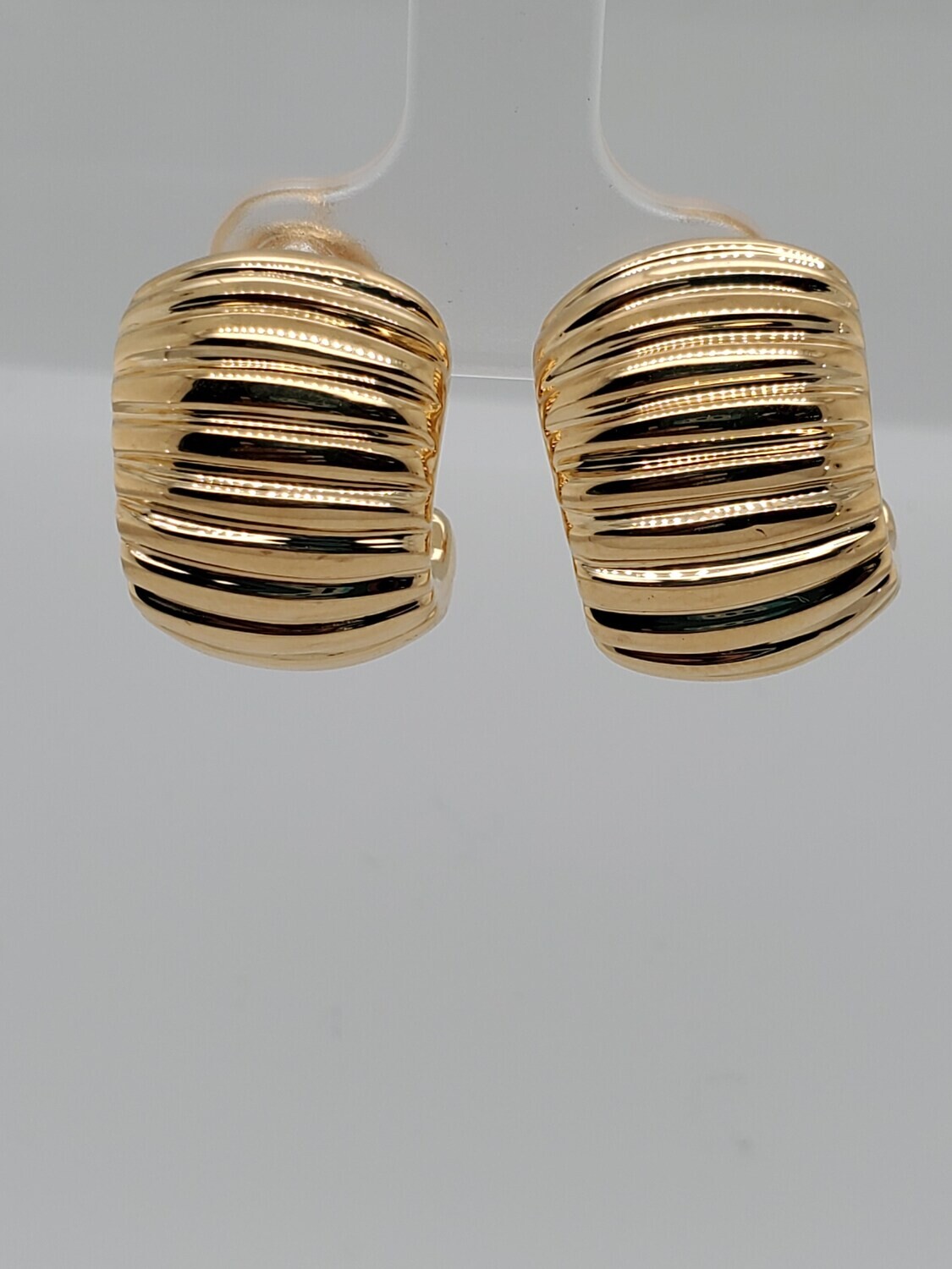 BRAND NEW!! 14kt HOLLOW RIBBED DESIGN THICK HALF HOOP EARRINGS INVENTORY # I-18276 75TH AVE