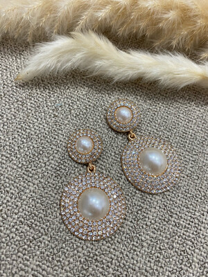 Gold Sparkles & Pearls Round Earrings