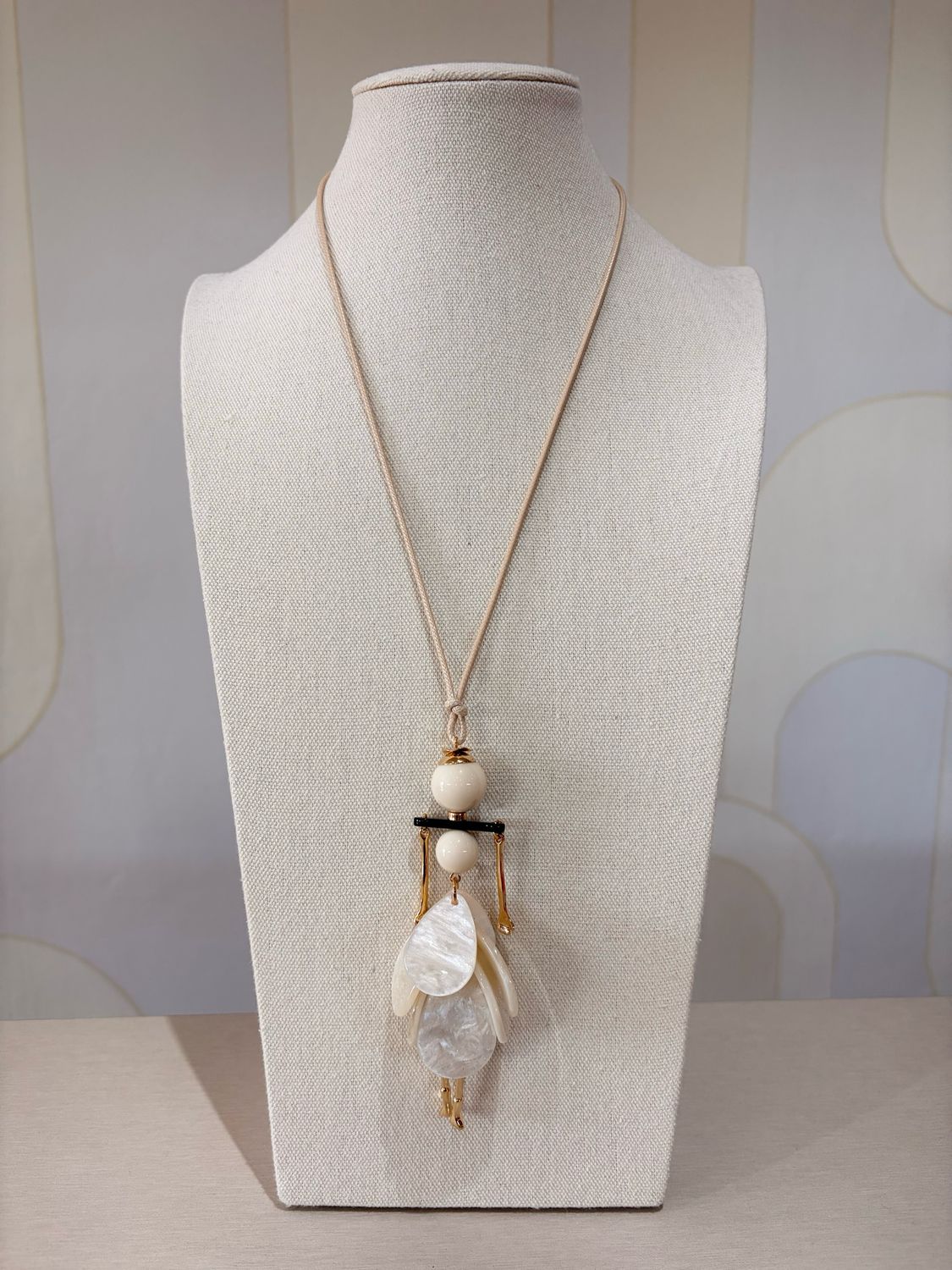 Muñequita Beige Necklace