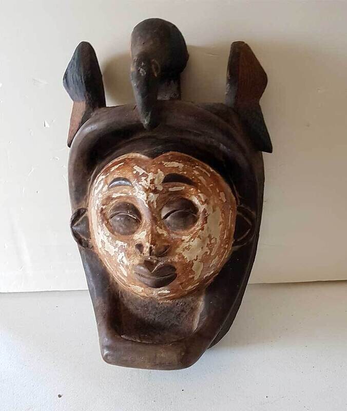 masque surmonté d&#39;un oiseau protecteur. Gabon
