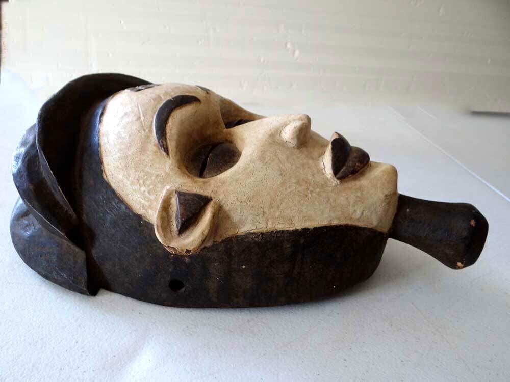 PUNU okuyi. De type ancien à visière et poignée. Gabon