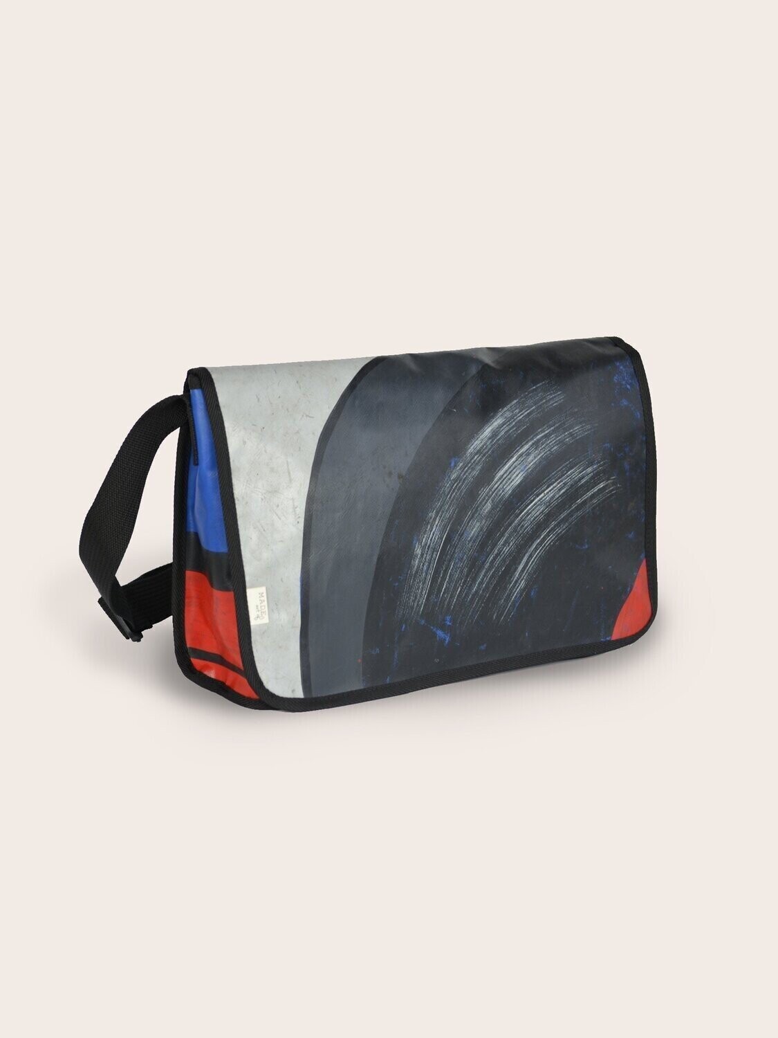 Postman bag van geupcyclede springkussens