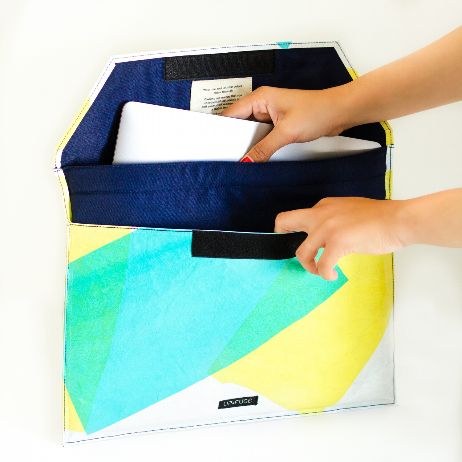 UpFuse - Laptophoes van upcyclede plastic tassen