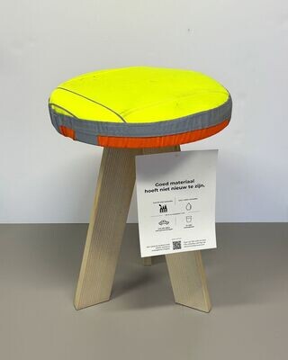 Kruk van gekapt gemeentehout en upcycled textiel