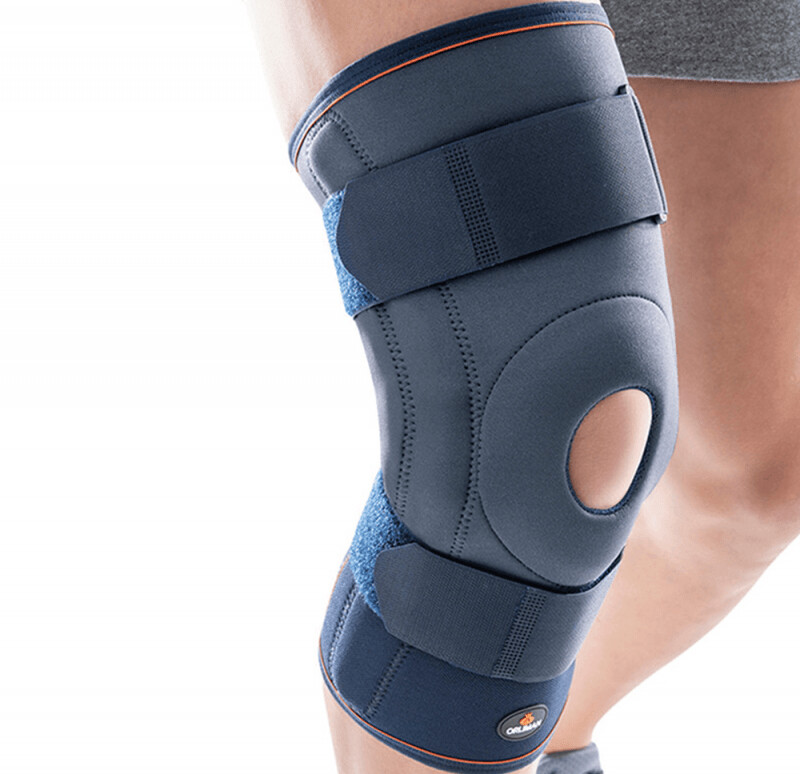 Joelheira articulada em neoprene com rótula aberta e tiras de aperto