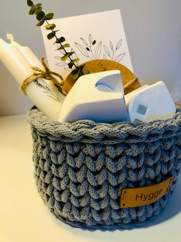 Hyggeliger Geschenke-Korb in steingrau Hyggeliger Geschenke-Korb in steingrau