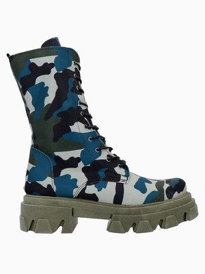 Chunky women&#39;s boots with military camouflage pattern in ranger style, featuring rugged soles and laces.
