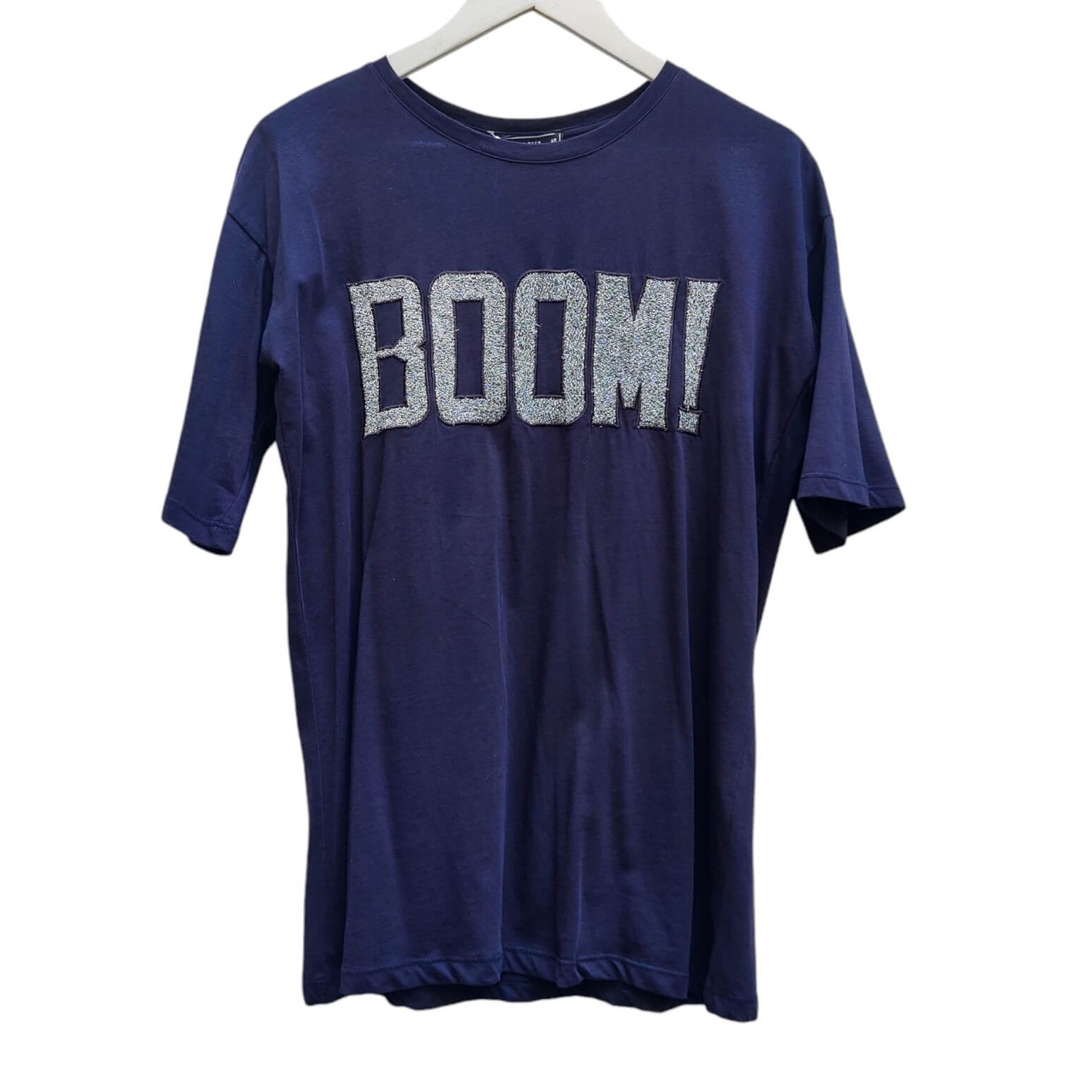Women&#39;s navy blue T-shirt with &quot;Boom&quot; message in Lurex glitter, round neck, and modern look.