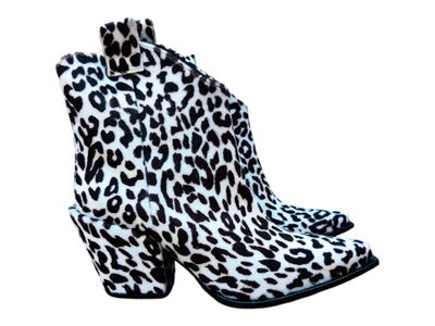 Women&#39;s leopard pattern santiag boots