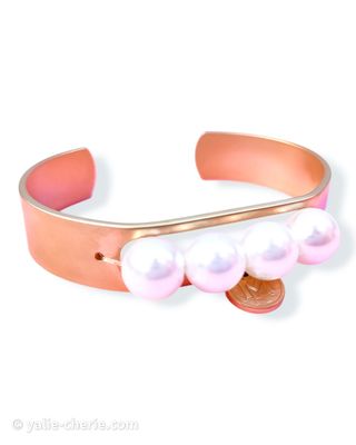 Bracelet manchette doré femme avec perles blanches 