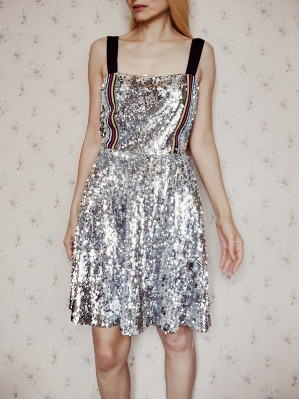 Robe courte à sequins argent – soirée girly évasée – Tailles 40 et 42