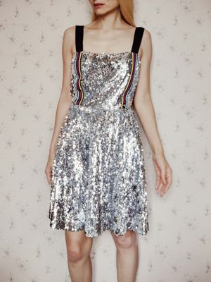 Robe courte à sequins argent – soirée girly évasée – Tailles 40 et 42 Robe courte à sequins argent – soirée girly évasée – Tailles 40 et 42