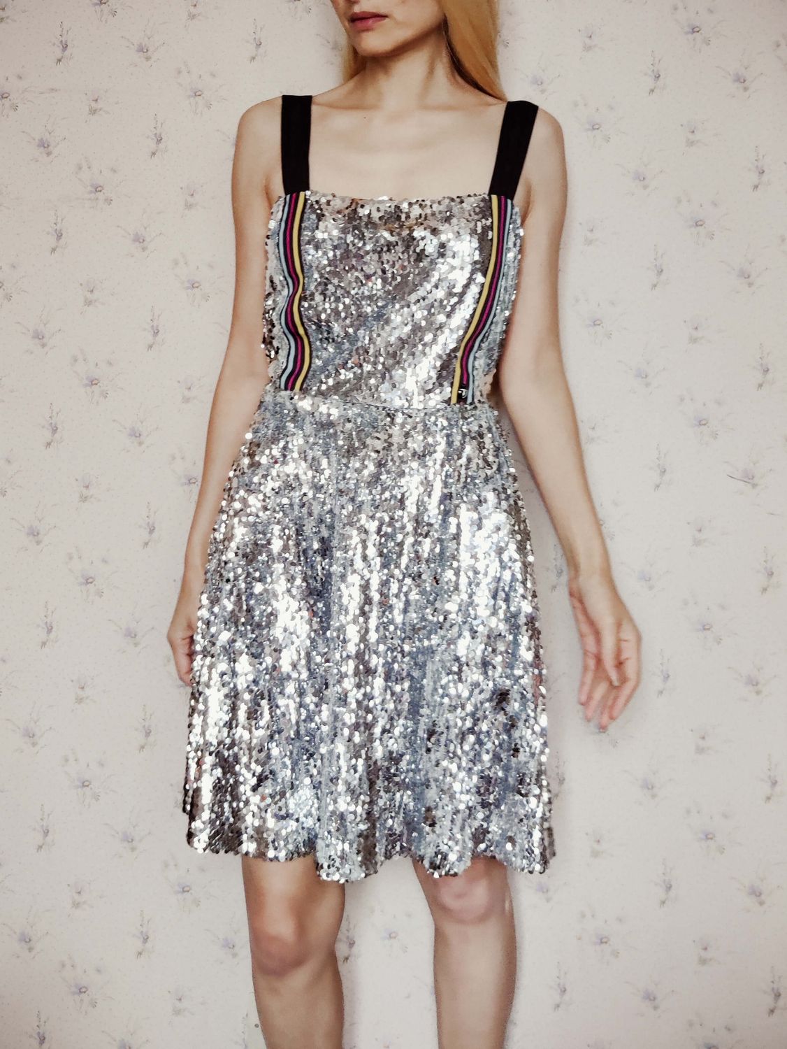 Robe courte à sequins argent – soirée girly évasée – Tailles 40 et 42