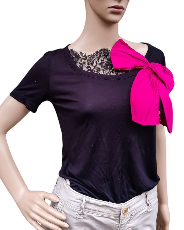 t-shirt femme noir avec dentelle et nœud fuchsia