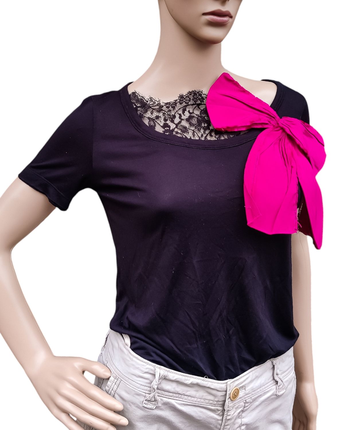 t-shirt femme noir avec dentelle et nœud fuchsia