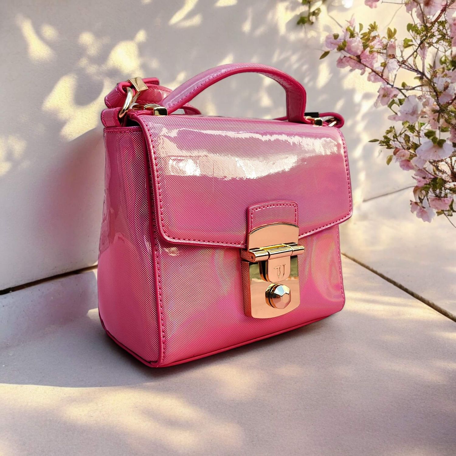 Sac bandoulière rose irisé effet cuir verni Trussardi