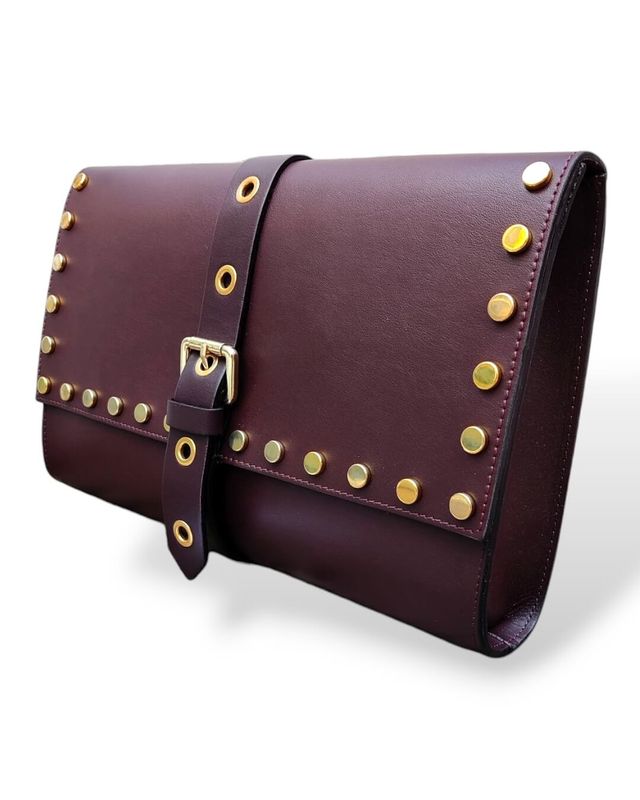 Sac pochette femme cuir bordeaux clouté
