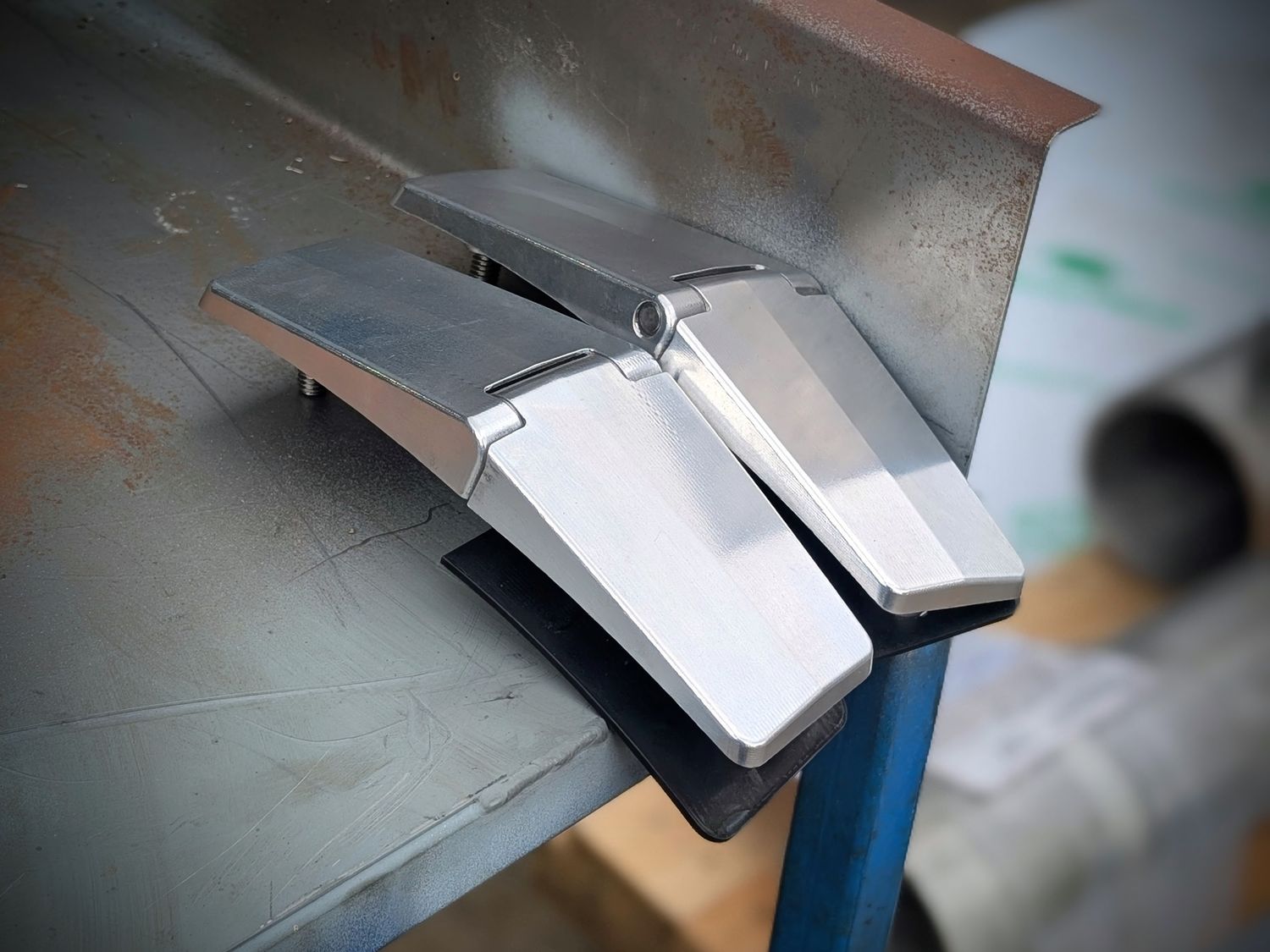 Scout II Traveler lift gate hinges