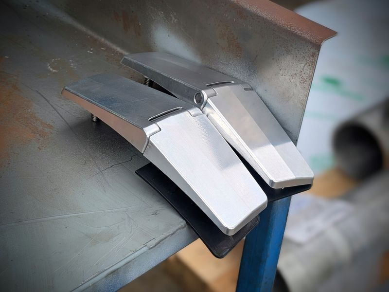 Scout II Traveler lift gate hinges