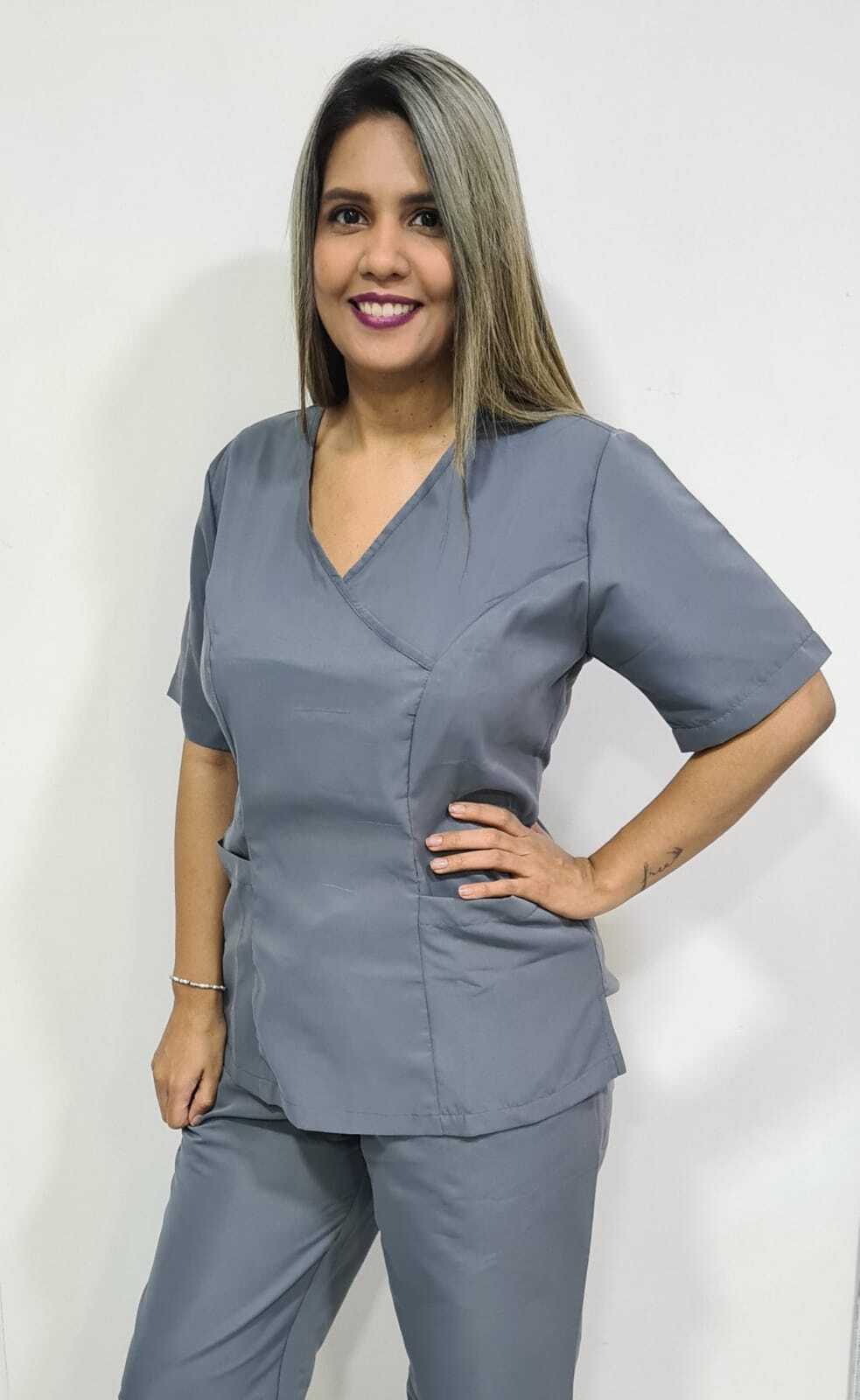 Conjunto antifluido cuello en V cruzado