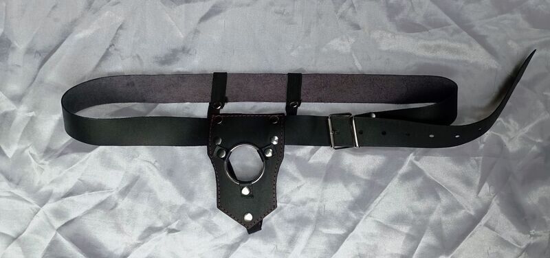 ARNES DE CUERO CON ARO DE 4 CM Porta Consolador: Libertad y Control
