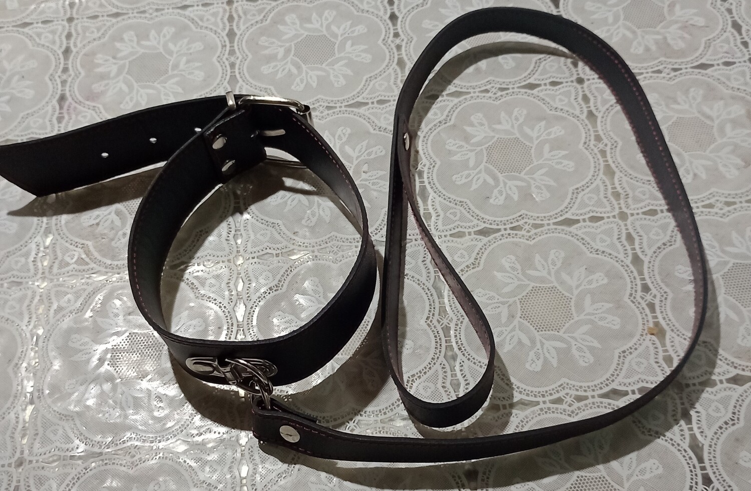 Collar con correa de cuero